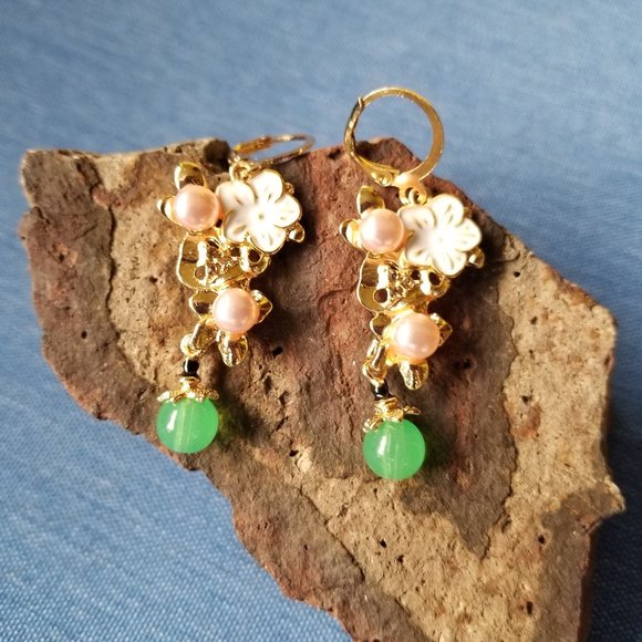 💐Flower & Baubles Beautiful Earrings - NWOT💐 - Picture 1 of 7